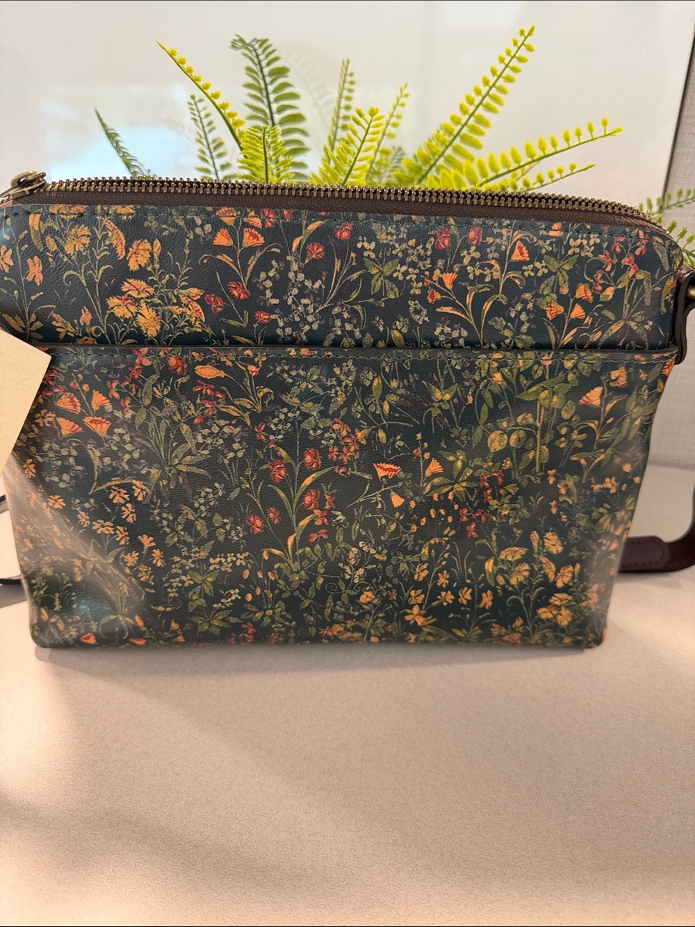 Patricia Nash Green Floral Leather Crossbody Bag
Tuscan fields collection - Picture 2 of 6